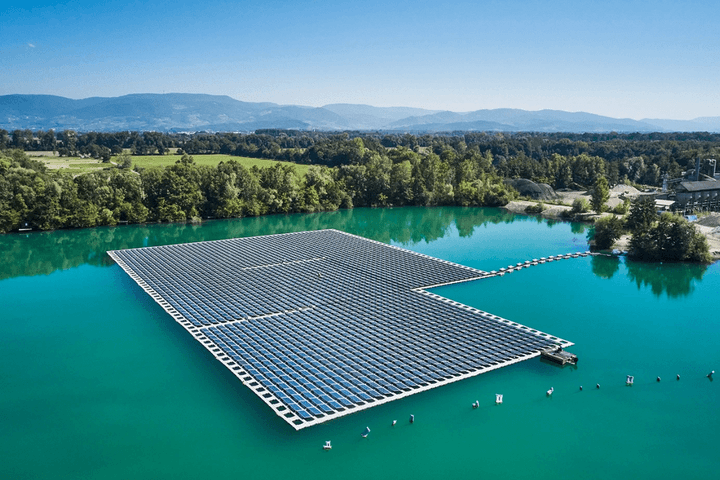 Central fotovoltaica flotante instalada en el Lago Maiwald (Alemania) con una potencia neta de 749 kWp. Foto: Jan Oelker (Nature.com)