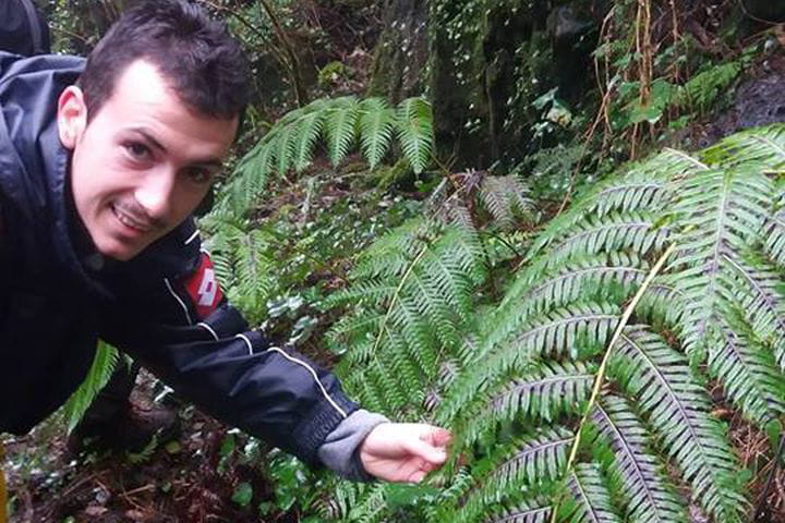 Daniel García Silveira, miembro de Emberiza, con la especie Woodvardia radicans en las Fragas del Eume